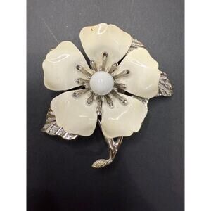 Vintage Sarah Coventry “Summer Magic” Pin Brooch White Enamel Flower Silvertone